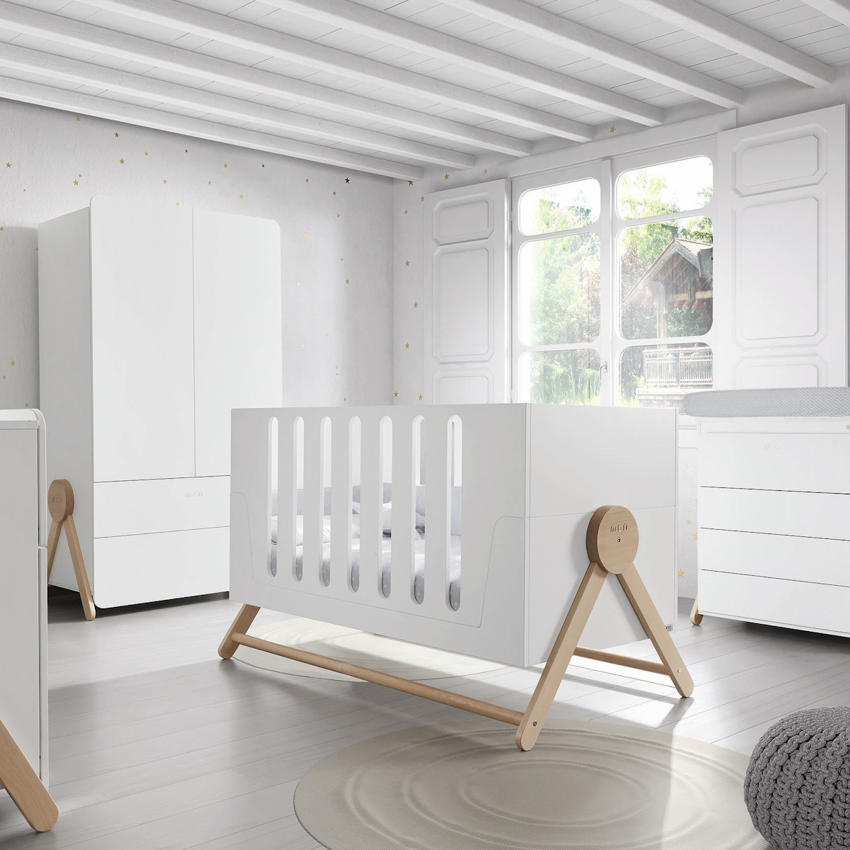 Cama de grades 140 x 70 cm Micuna Big Swing cot bed Quarto minimalista com berço branco, guarda-roupa e cómoda brancos, chão cinza claro, janela grande com moldura branca