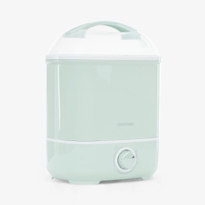 Humidificador de ambiente verde claro com base branca e botão giratório