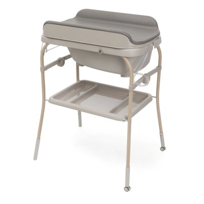 Báu de bebê para banho cinzento com estrutura de madeira e metal e prateleira inferior.