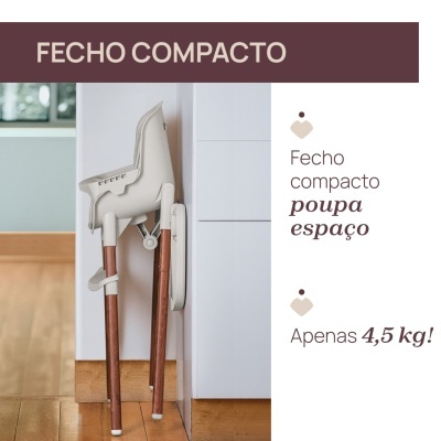 Cadeira alta infantil compacta dobrável em tons bege e madeira à parede