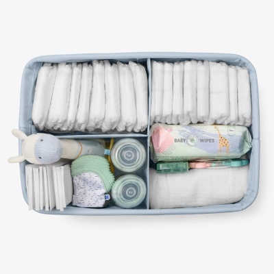 Organizador azul claro com fraldas, lenços húmidos para bebé, biberões, brinquedo de pelúcia e acessórios para bebé