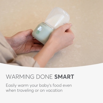 Aquecedor portátil de biberão verde-água com biberão transparente nas mãos, texto promocional visível.