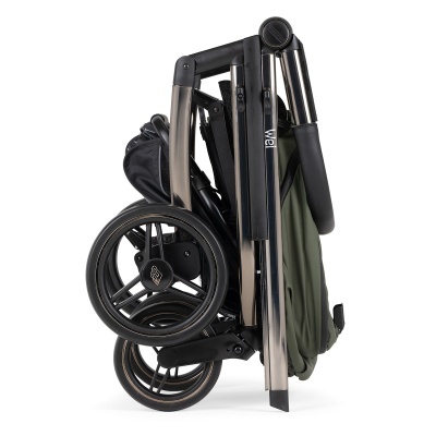 Carrinho de bebé dobrado com rodas e estrutura metálica