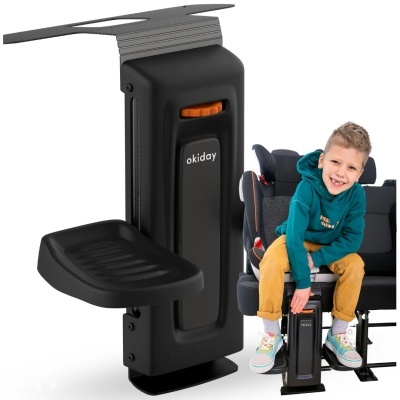 Suporte para pés de criança para carro preto com texto okiday e criança sentada