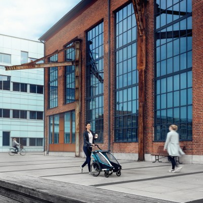 Carrinho de compras dobrável azul com rodas numa zona urbana