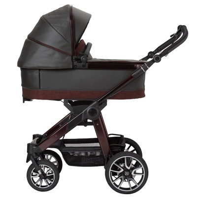 Carrinho de bebé em tecido preto e castanho com estrutura castanha escura e quatro rodas.