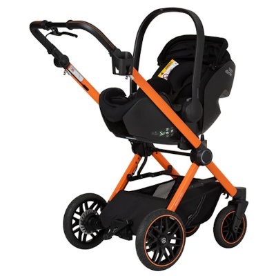 Carrinho de bebé preto com estrutura laranja e rodas pretas e laranja