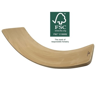 Tabuleiro arqueado em madeira clara com selo FSC ao lado