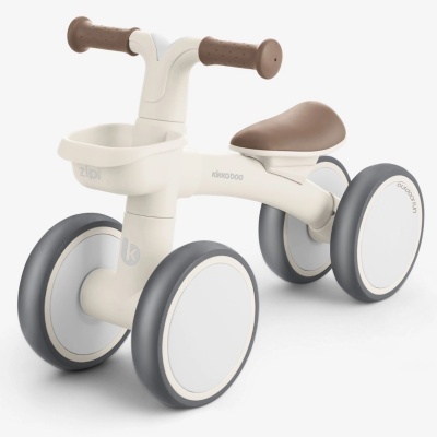 Triciclo infantil branco com assento e punhos castanhos e quatro rodas cinzento escuro e branco