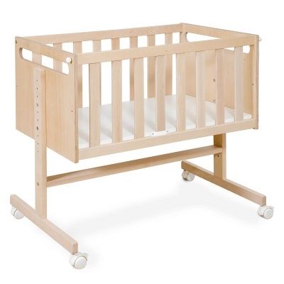 Berço de bebé em madeira clara com rodas e colchão branco