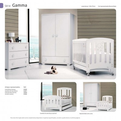 Conjunto de mobiliário infantil branco Série Gamma com berço, cómoda e roupeiro numa decoração de quarto clara com vista para o mar