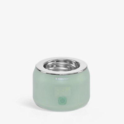 Aparelho elétrico verde claro com aro metálico prateado e botão liga/desliga