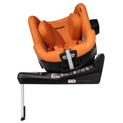 Cadeira auto infantil laranja da marca Recaro com base preta e perna de apoio