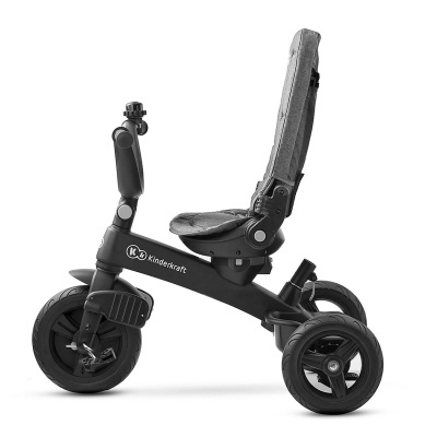 Triciclo infantil preto com assento cinzento sobre fundo branco