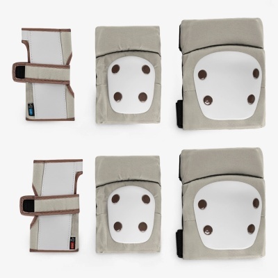 Equipamentos de proteção cinzentos com placas brancas e rebites castanhos