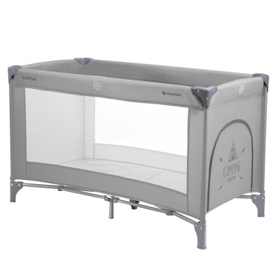 Parque infantil cinzento para bebé com laterais em rede branca e estrutura metálica