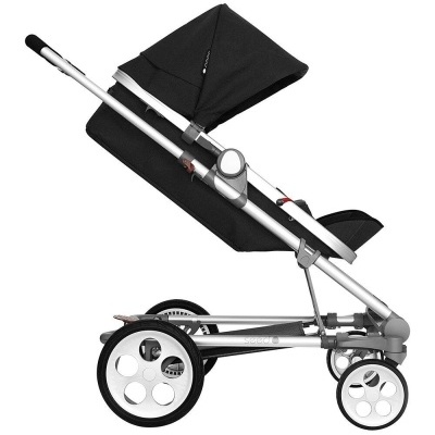 Carrinho de bebé preto com estrutura metálica prateada