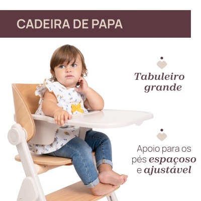 Cadeira de papa com tabuleiro e apoio para pés, com criança sentada