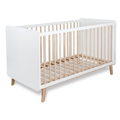 Berço branco com ripas de madeira natural e pés de madeira clara