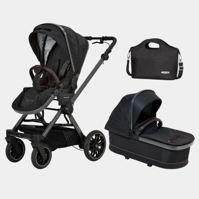 Carrinho de bebé preto com moisés e bolsa AMG em fundo branco