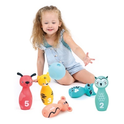 Brinquedo de boliche infantil com animais coloridos e criança a brincar