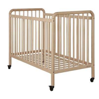 Berço para bebé em madeira clara com rodas pretas