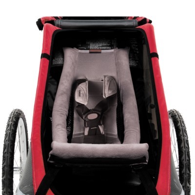 Carrinho de criança vermelho e cinzento com cinto e rodas grandes