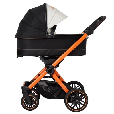 Carrinho de bebé preto e laranja com capota