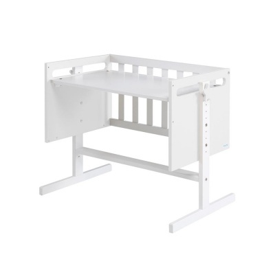Berço branco de madeira ajustável com laterais gradeadas