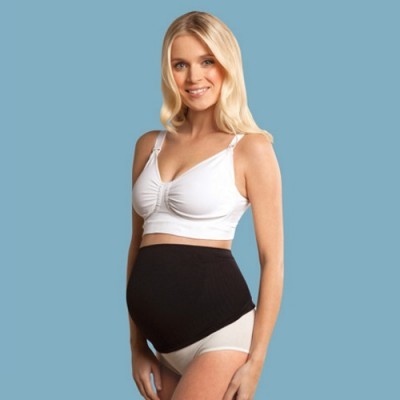 Mulher com soutien branco e faixa abdominal preta sobre fundo azul claro