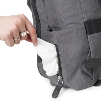 Mochila cinza escura com bolso lateral para lenços