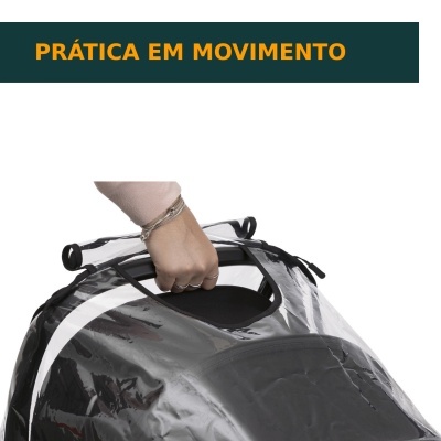 Saco transparente de plástico com pegas pretas segurado por uma mão com pulseiras e anéis