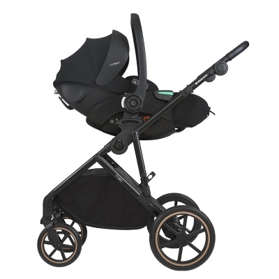 Carrinho de bebé preto com rodas grandes e capota