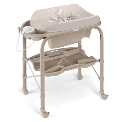 Trocador de bebé bege com ilustração de ursos e rodízios