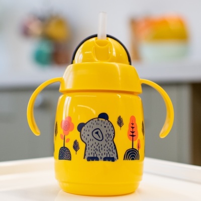 Garrafa amarela para criança com desenho de urso e árvores