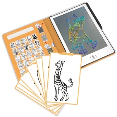 Tablet digital com desenho colorido e cartas com ilustrações em preto e branco de animais num estojo laranja