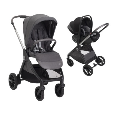 Carrinho de bebé cinzento escuro e alcofa preta numa estrutura de carrinho