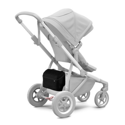 Carrinho de bebé cinzento com saco preto na lateral