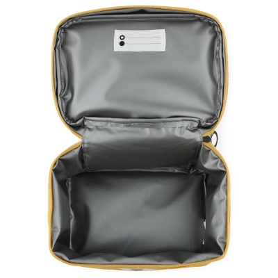 Estojo amarelo aberto com interior cinza e etiqueta branca