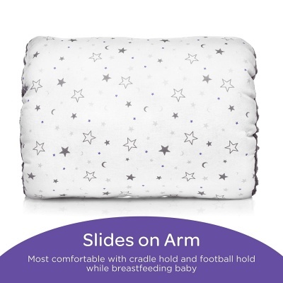 Almofada branca com estrelas cinza e azuis para amamentação