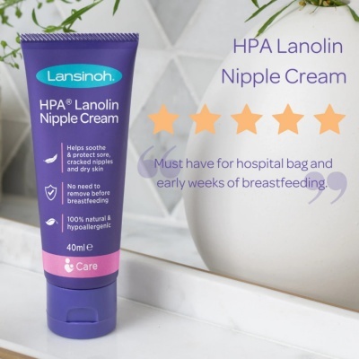 Tubo roxo de creme Lansinoh HPA Lanolin Nipple Cream 40 ml em superfície branca com vaso