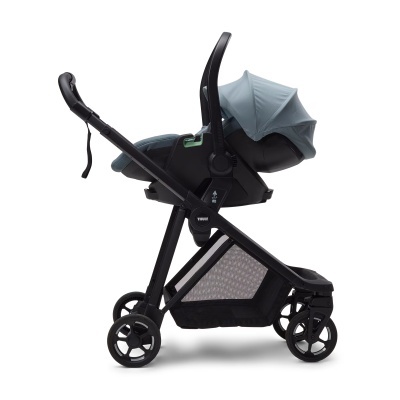Carrinho de bebé preto com assento azul claro e cesta de malha cinzenta