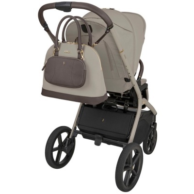 Carrinho de bebé bege e castanho com bolsa pendurada e rodas pretas
