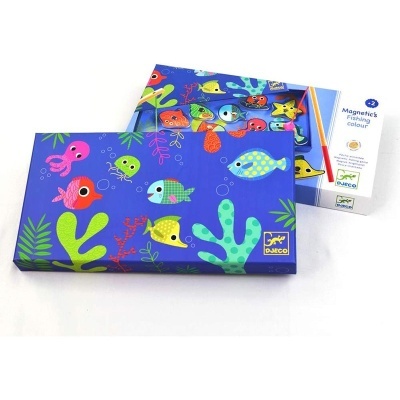 Jogo magnético infantil com peixes coloridos e varas de pesca no fundo azul
