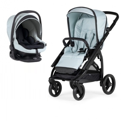 Carrinho de bebé azul claro com estrutura preta e alcofa na mesma cor