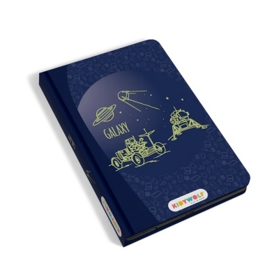 Caderno azul escuro com desenhos espaciais amarelos e selo colorido KIDYWOLF
