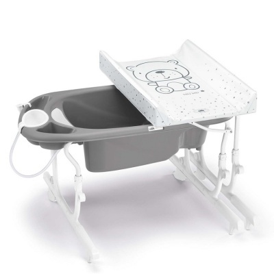 Banheira de bebé cinzenta com muda-fraldas branco com ursinho desenhado.