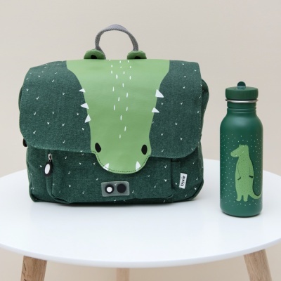 Mochila infantil verde com desenho de crocodilo e garrafa verde com dinossauro