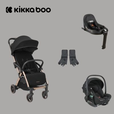 Sistema viagem Kikkaboo com carrinho preto, cadeirinha auto preta e acessórios sobre fundo cinzento