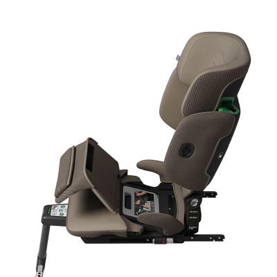 cadeira auto para criança em tecido bege e castanho com apoio de pernas ajustável